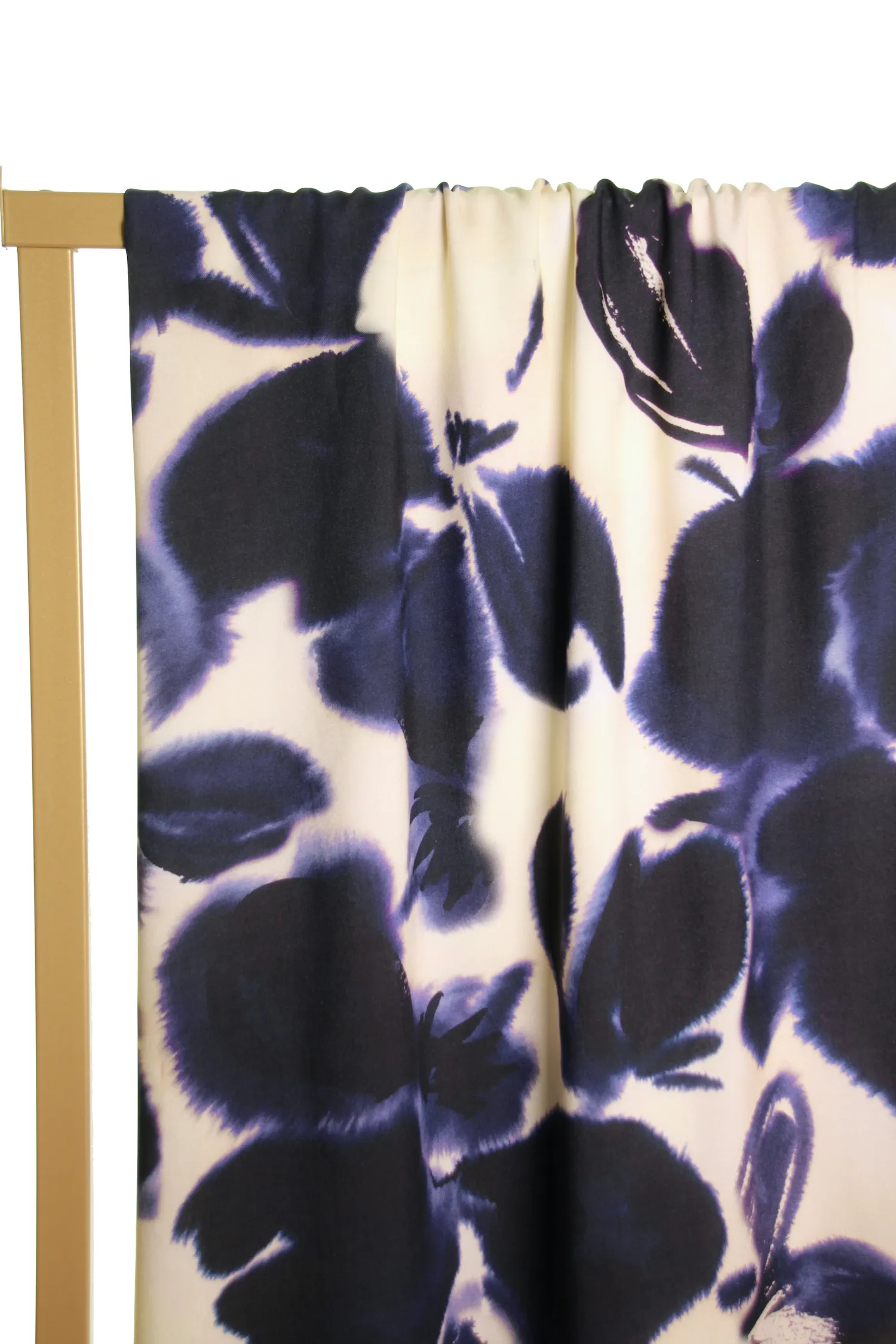 Viscose large dark blue flowers van Atelier Jupe